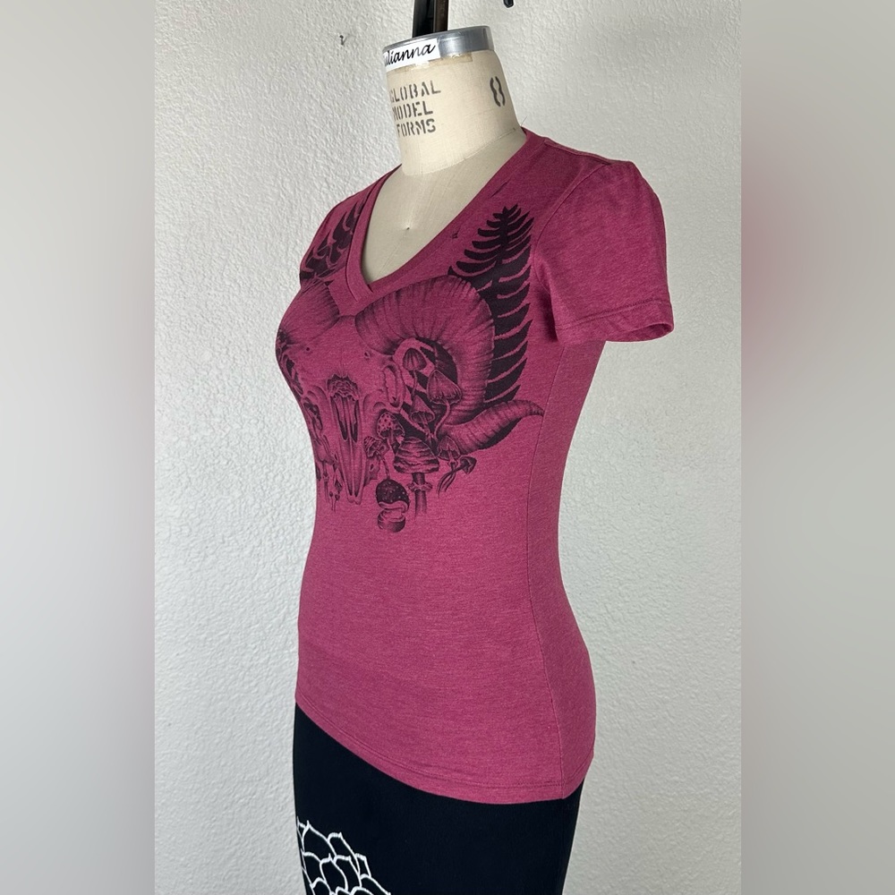 Burton Women’s Shirt Size XS Cotton Blend Short Sleeves Burgundy Snake G…